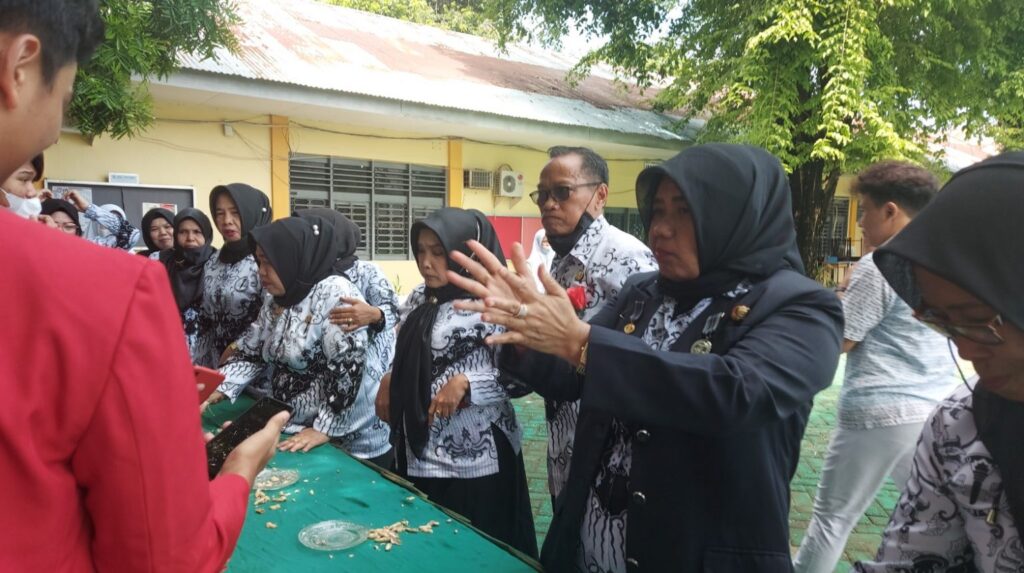 Lomba Makan Kacang Di My School, Kepsek ambil Bagian